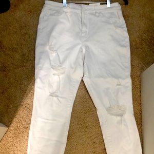 New with tag- Adorable high rise cropped ripped jeans!